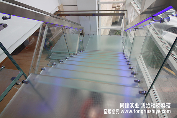 酒店玻璃楼梯
